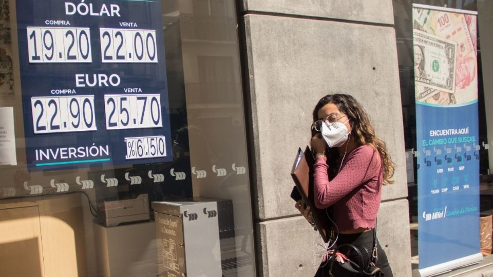 Durante la jornada el peso llegó a ceder un 0.95%, un nivel no visto desde mediados de marzo. FOTO: Cuartoscuro