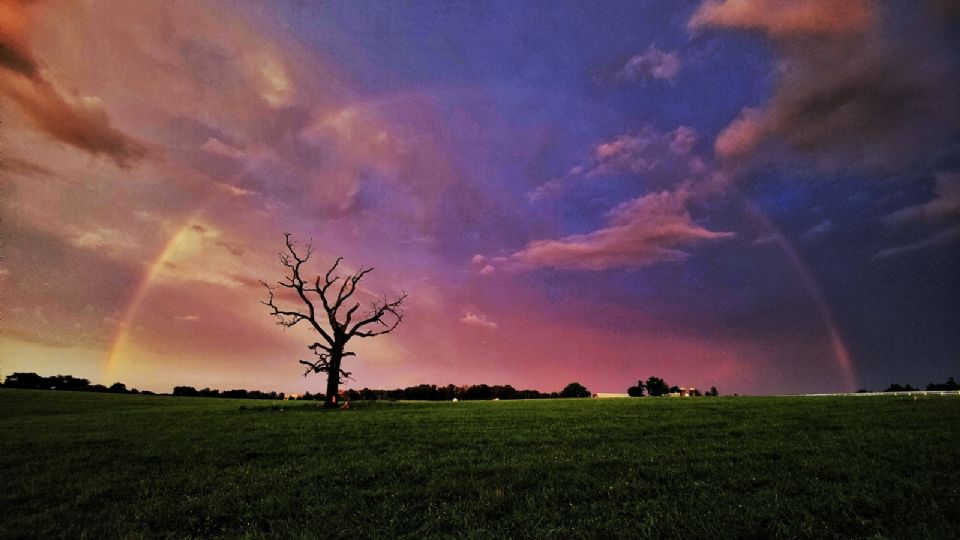 El evento fue resultado de una combinación entre nubes de tormenta, relámpagos, arcoíris y la puesta del sol