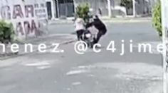 Pasó en ECATEPEC: Hombre tira a mujer de motocicleta, la amenaza y roba el vehículo: VIDEO