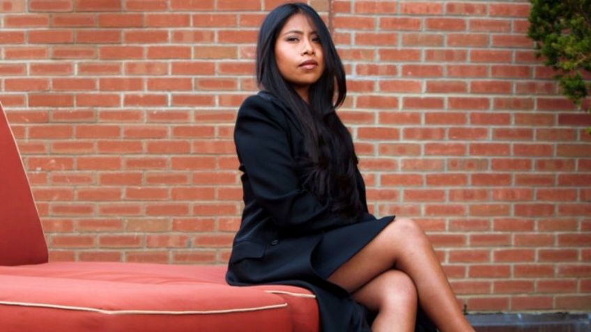 Yalitza Aparicio se corona como reina del street style en moderno look de jeans y tenis