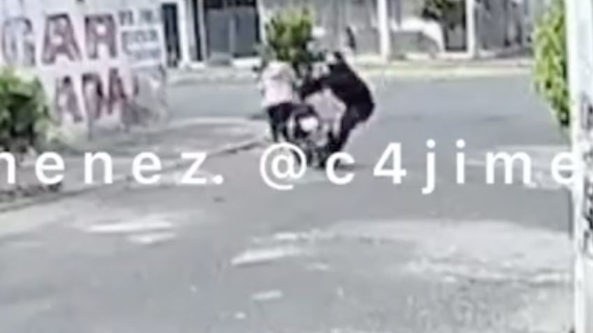 Pasó en ECATEPEC: Hombre tira a mujer de motocicleta, la amenaza y roba el vehículo: VIDEO