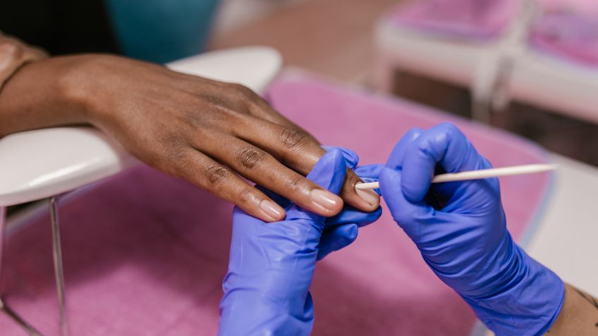 Toma nota: con este truco tus uñas cortas lucirán más largas