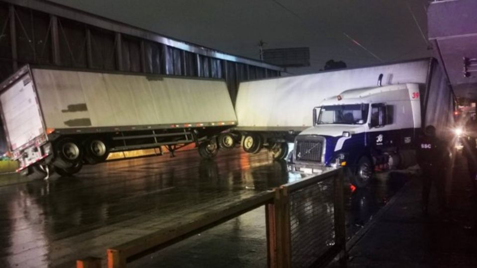 Las dos cajas del tráiler quedaron atravesadas sobre la vialidad.