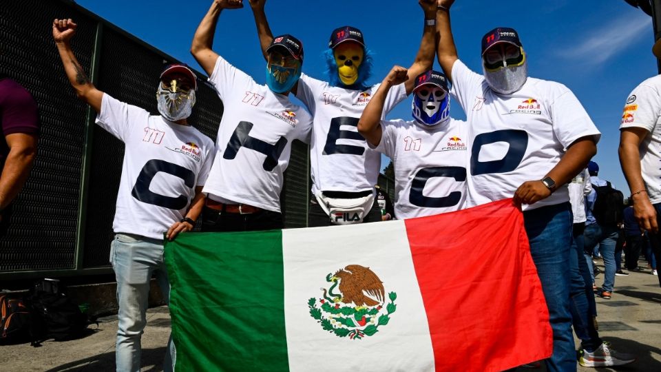 Aficionados mexicanos apoyan a Checo Pérez en el Gran Premio de México 2021.