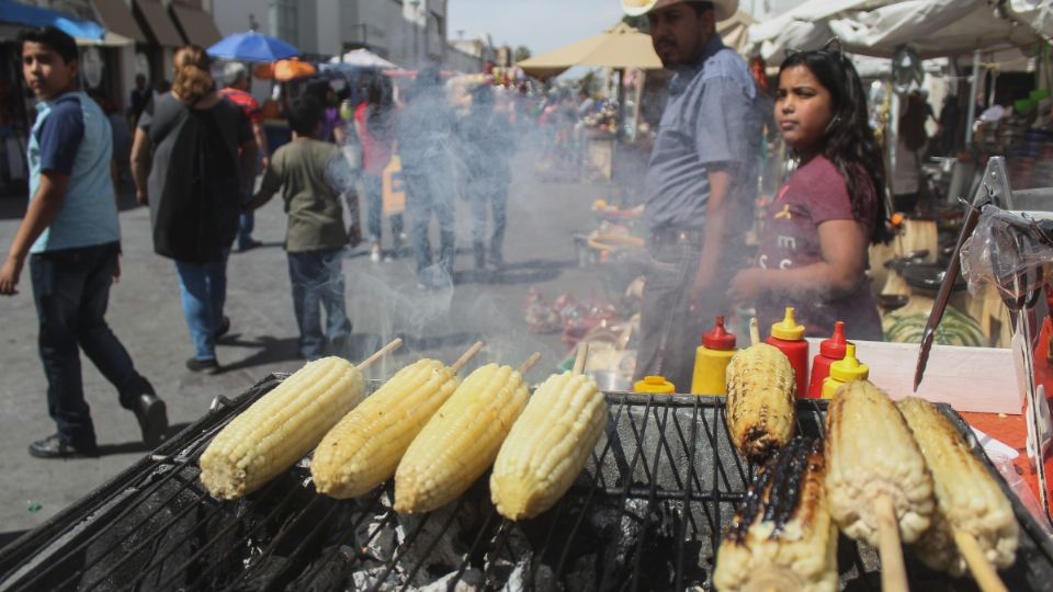 Imagen de puesto de elotes asados.