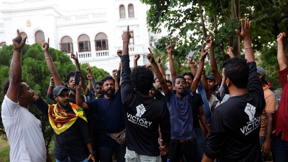 FESTEJAN VICTORIA. Manifestantes abandonaron la oficina del Premier, en Colombo