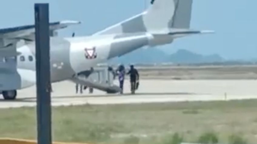 Así fue el traslado de Rafael Caro Quintero en el aeropuerto de Los Mochis, Sinaloa | VIDEOS