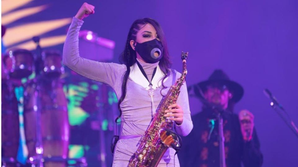 La saxofonista, agredida con ácido en 2019, volvió a los escenarios