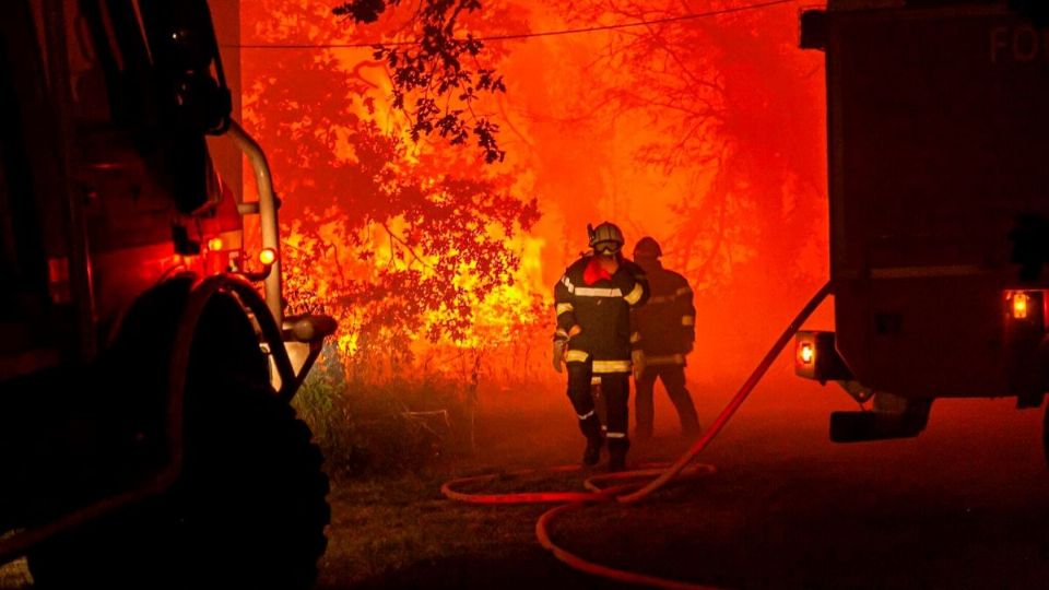 Cuerpo de bomberos de la región de Gironde (Francia) luchaba contra los incendios