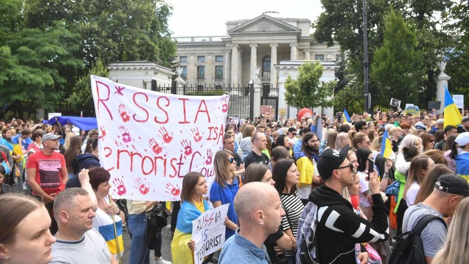 DESDE POLONIA. Cientos de personas protestaron frente a la embajada rusa, por los recurrentes bombardeos a Ucrania