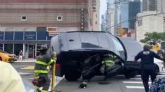 Bombero sufre terrible accidente, quedó aplastado por una camioneta al intentar rescatar a un conductor | VIDEO