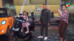 ¡Terrible susto! Niña se sube a moto y la arranca durante programa en vivo | VIDEO