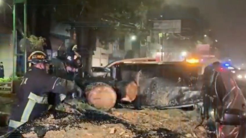 Lluvia tira árbol en Eje Central, familia refugiada en camioneta resulta lesionada de gravedad | VIDEO