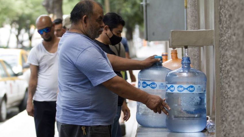 AMLO pide a cerveceras y refresqueras frenar uso de agua en Nuevo León