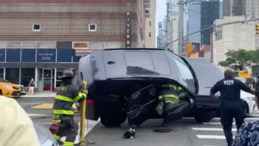 Bombero sufre terrible accidente, quedó aplastado por una camioneta al intentar rescatar a un conductor | VIDEO