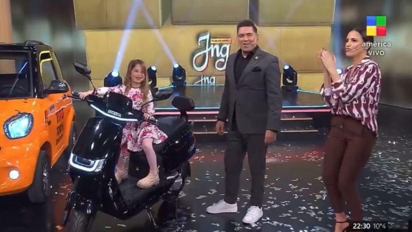 ¡Terrible susto! Niña se sube a moto y la arranca durante programa en vivo | VIDEO