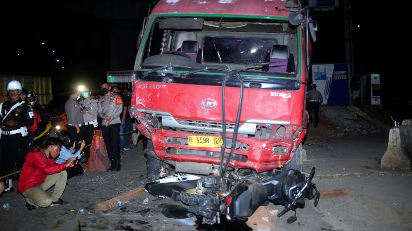 Camión de petróleo se queda sin frenos y embiste autos y motos: hay 11 muertos | VIDEO