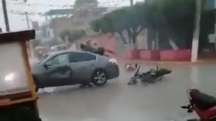 Motociclista muere en terrible accidente a gran velocidad, choca contra auto y sale disparado: VIDEO