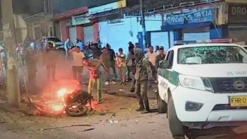 El impactante momento en que explota una moto bomba y mata a una persona en Colombia | VIDEOS