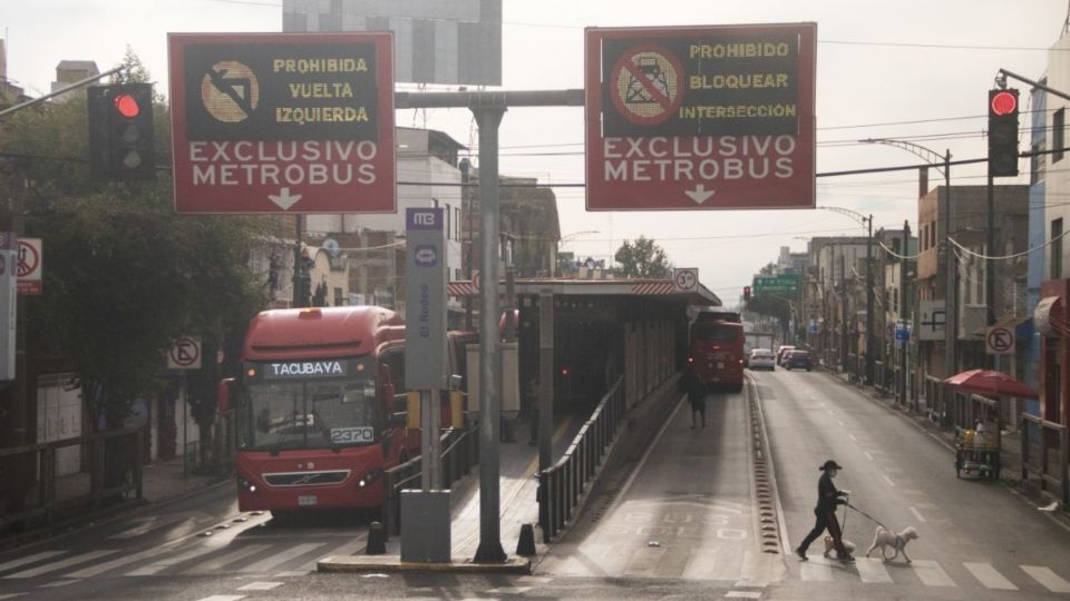 Imagen ilustrativa de la Línea 2 del Metrobús en día lluvioso.