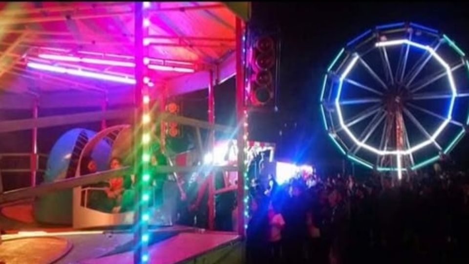 Juegos mecánicos de una feria callejera.