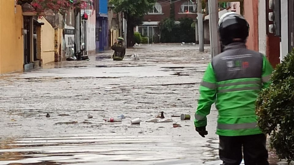 Personal de Protección Civil de la CDMX ayudan con el rescate de familias.