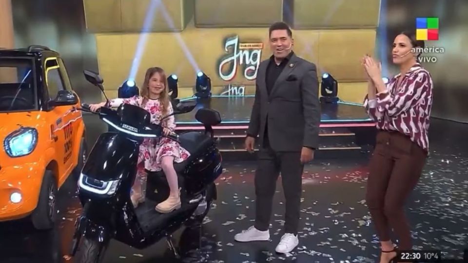 Momento en el que la niña acelera la moto.