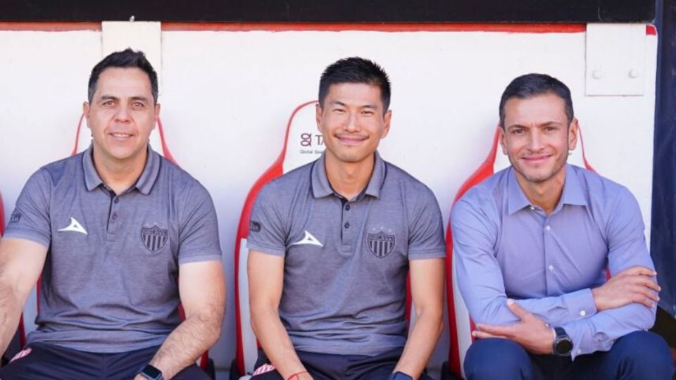 AGUASCALIENTES. Nishimura (centro) se desempeña como auxiliar técnico del club de futbol Necaxa en Primera División