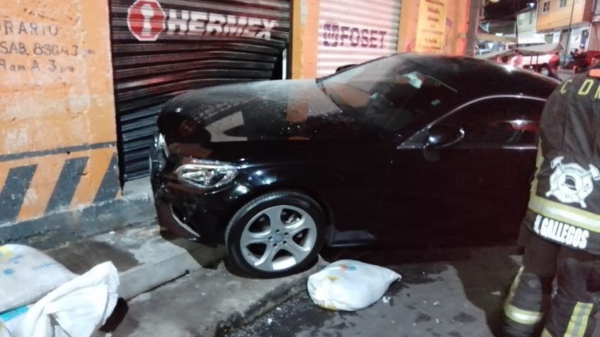 Automóvil choca contra local comercial y atropella a una mujer en la Magdalena Contreras