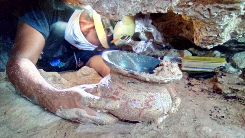 Arqueólogos mexicanos recuperan vasija maya completa en una cueva