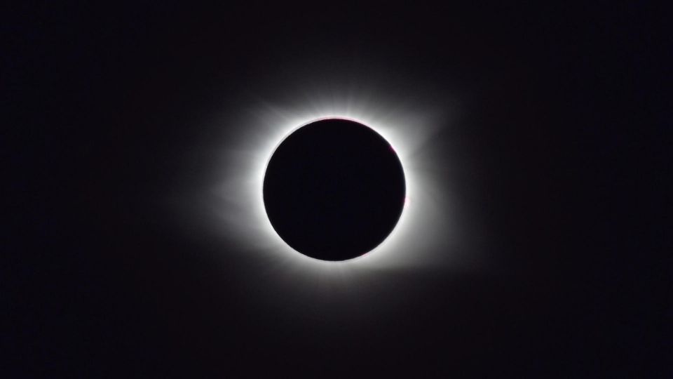 Un eclipse solar total, donde la Luna se interpone ante el Sol