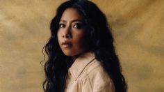 Yalitza Aparicio conquista al usar la tendencia normcore con jeans anchos y rotos