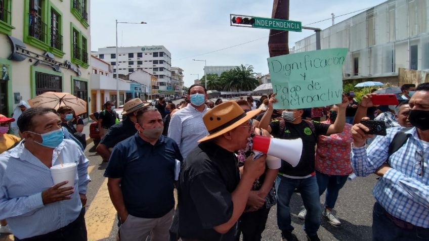 Maestros protestan en zona centro de Villahermosa; exigen pago de aumento salarial