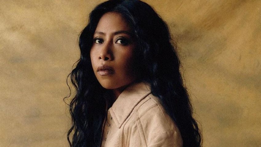 Yalitza Aparicio conquista al usar la tendencia normcore con jeans anchos y rotos