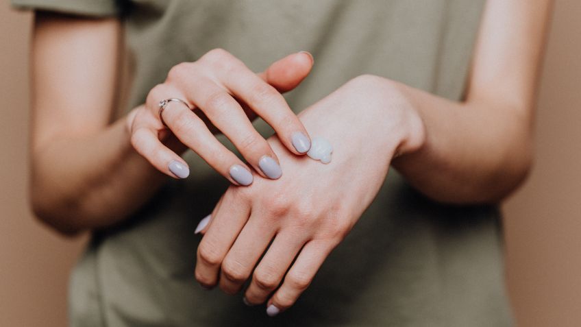 La manicura con uñas decoradas para mujeres de más de 60