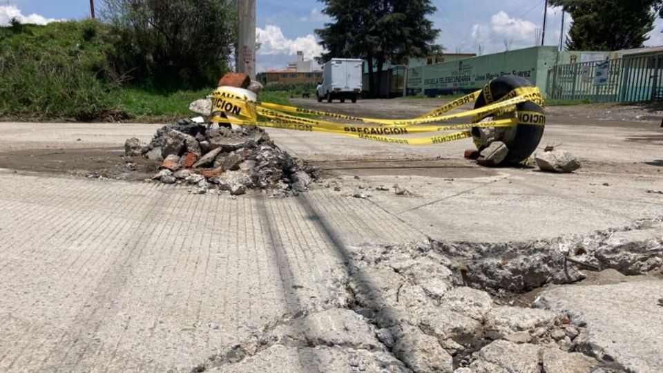 Los vehículos torton y góndolas han destruido calles y drenaje. Recientemente se reportó la ruptura de una tubería de agua