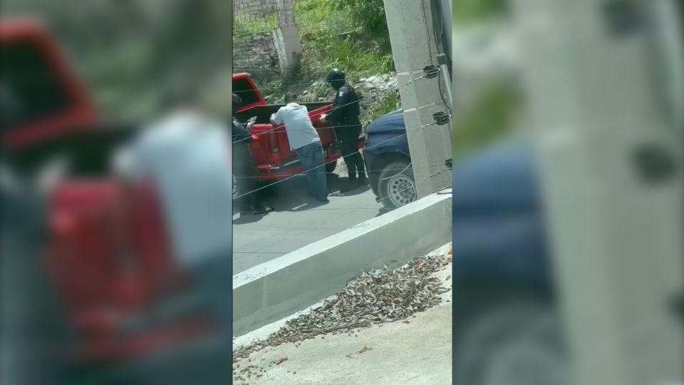 Policías de Sinaloa contando fajos de billetes.