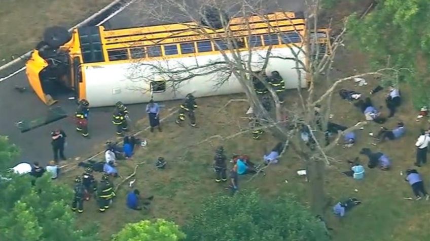 Las impresionantes fotos de la volcadura de un autobús escolar que dejó 36 heridos