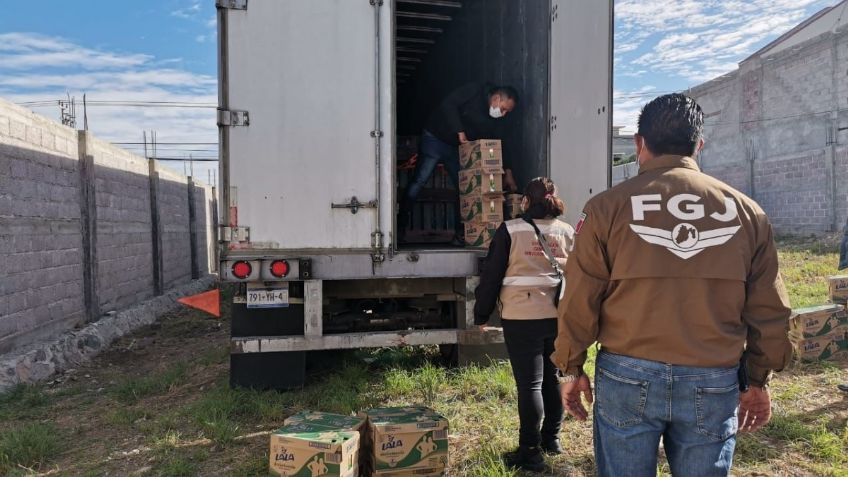 Edomex: Recuperan dos camiones con más de 500 mil pesos en cajas de leche