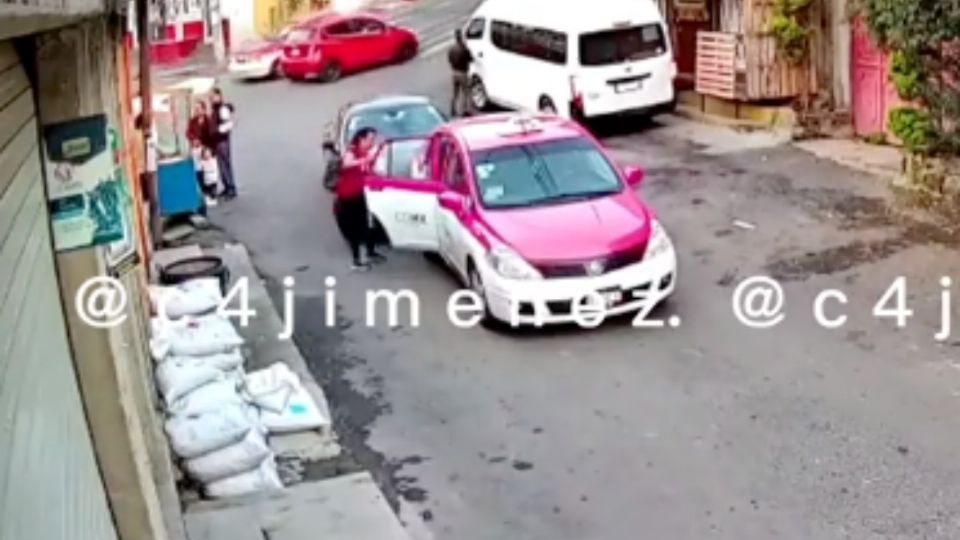 La mujer quedó atrapada entre la barda y el auto.