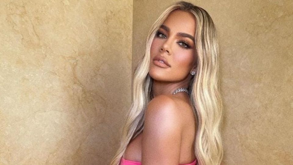 Khloé Kardashian causó furor en la red con un look en bikini al estilo de Barbie.