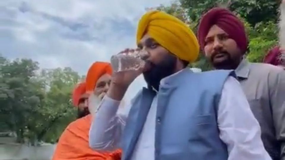 El primer ministro de Punjab comenzó a sentirse mal dos días después de beber el vaso de agua