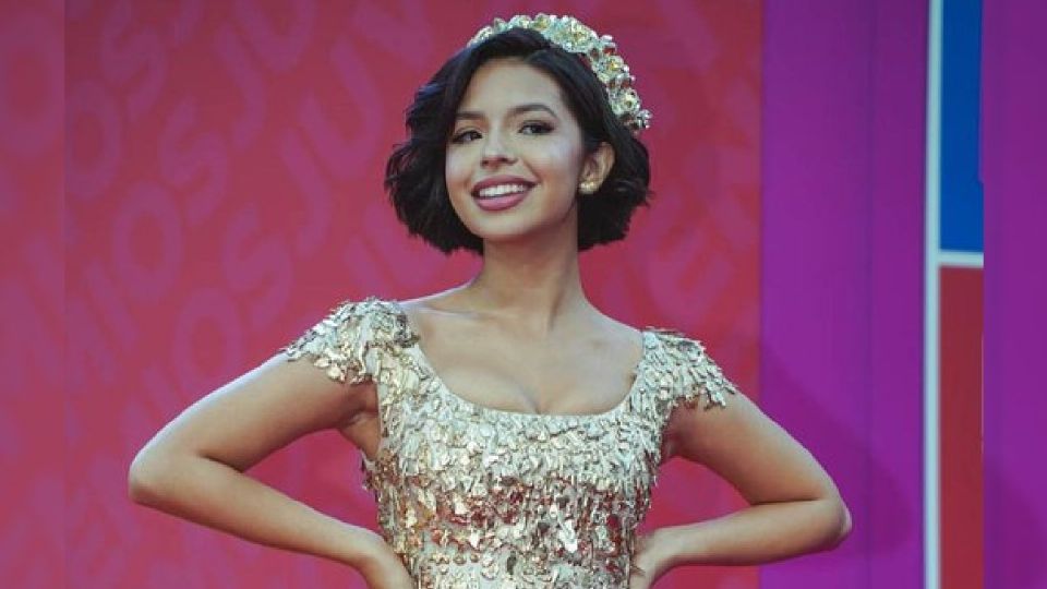 Ángela Aguilar en su paso por la alfombra roja. Premios juventud