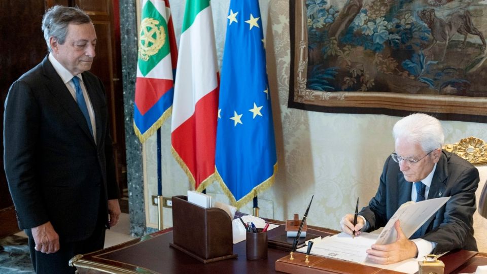 Mario Draghi presentó su renuncia ayer, y el presidente Sergio Mattarella disolvió el parlamento