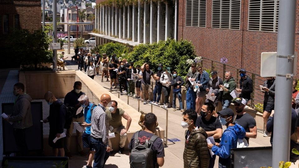 Personas hacían largas filas para recibir dosis contra la viruela símica, en San Francisco