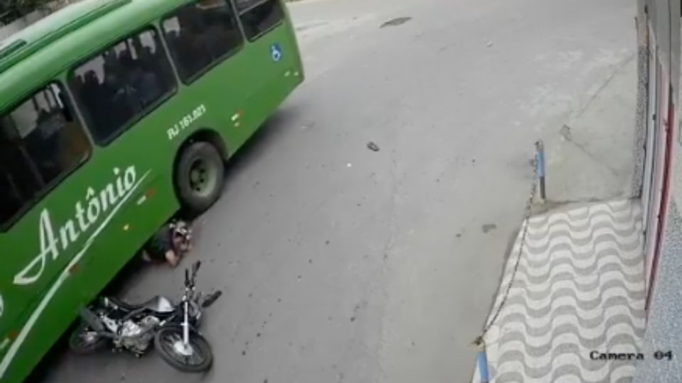 La cámara de seguridad grabó el terrible accidente.