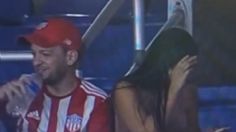 ¿Infidelidad? Kiss Cam capta a misteriosa pareja en pleno estadio | VIDEO