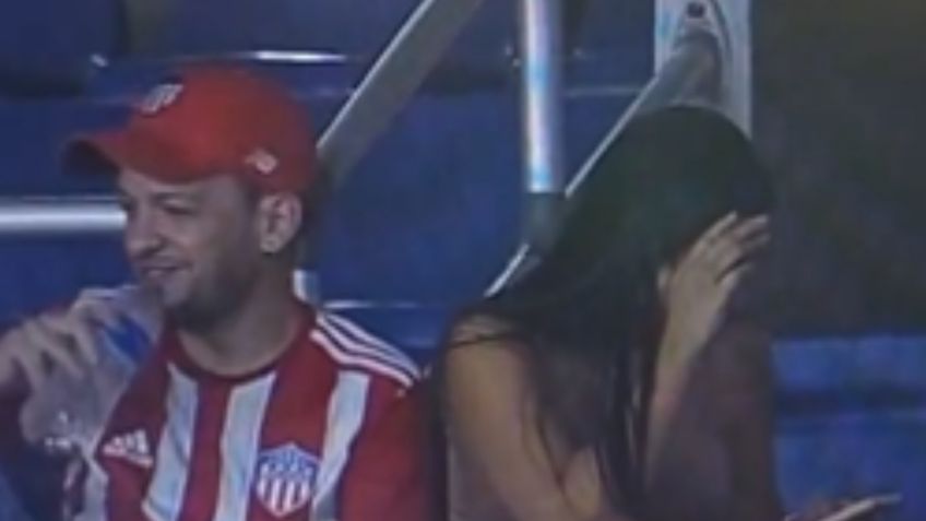 ¿Infidelidad? Kiss Cam capta a misteriosa pareja en pleno estadio | VIDEO