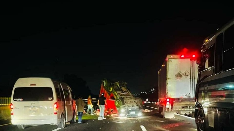 La volcadura se registró en el kilómetro 24 de la autopista México-Pachuca.