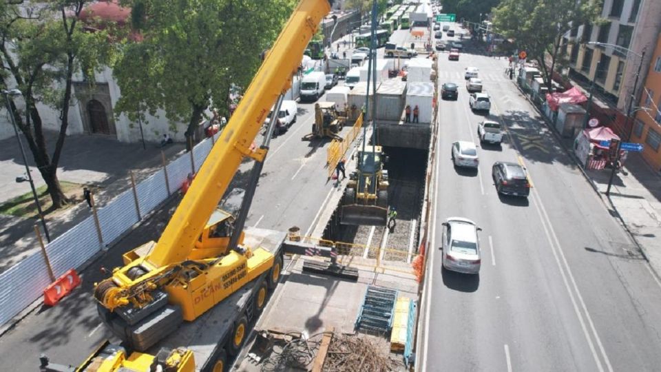 Las grúas ayudaron al descenso de la maquinaria